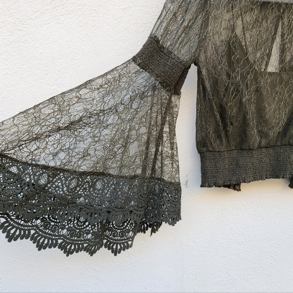 Alice + Olivia Millie Bell-Sleeve Crochet Collared Top - Picture 7 of 10